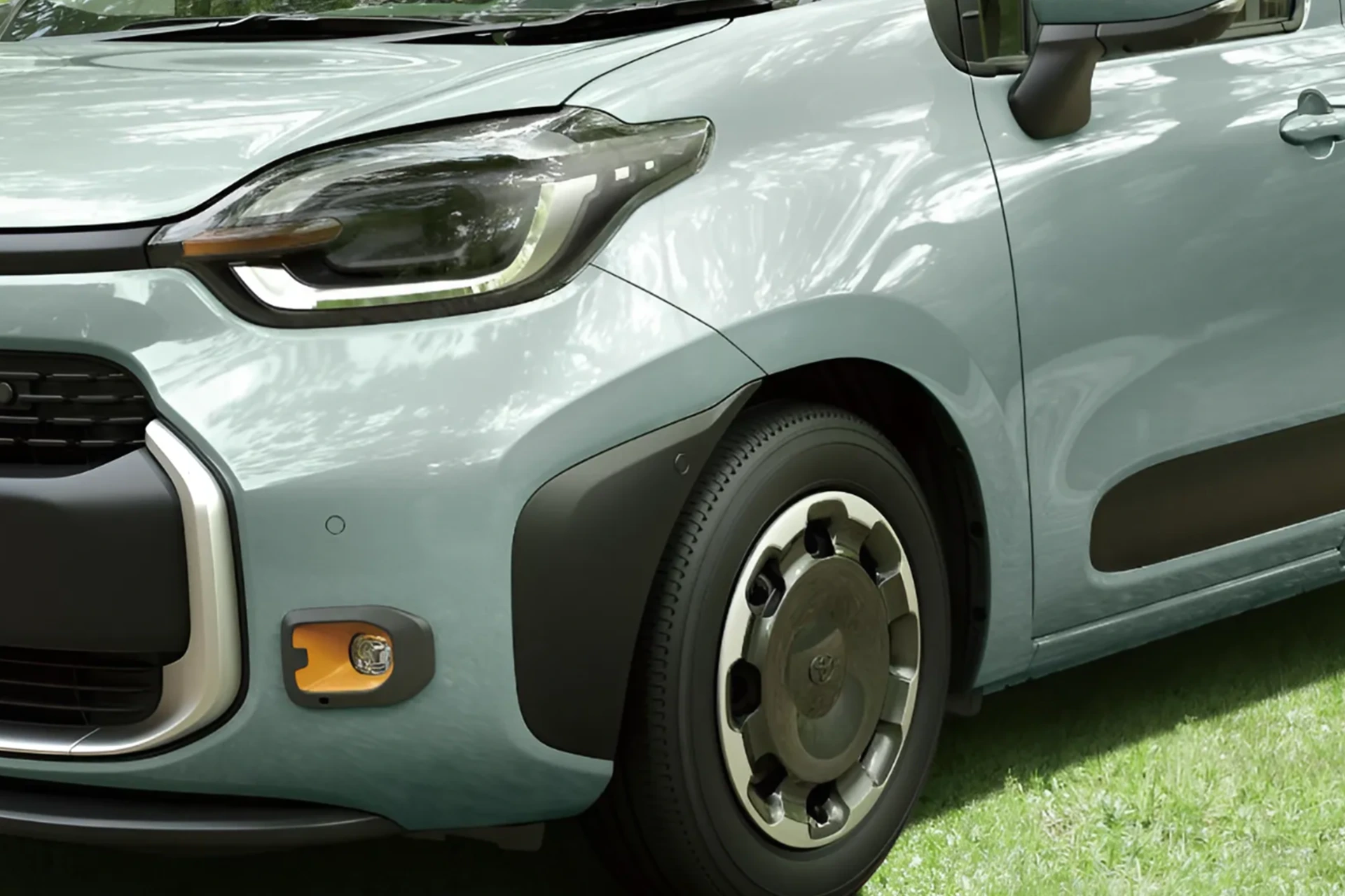 Toyota Sienta Hybrid0