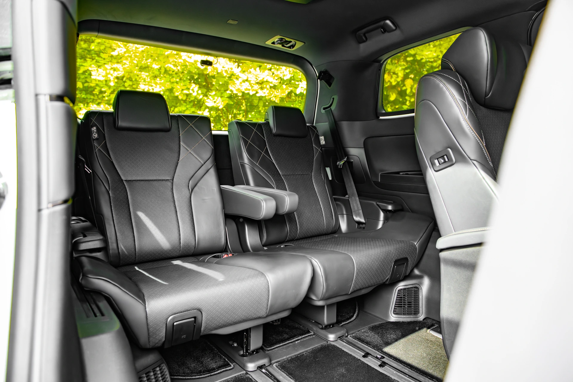 Toyota Vellfire1